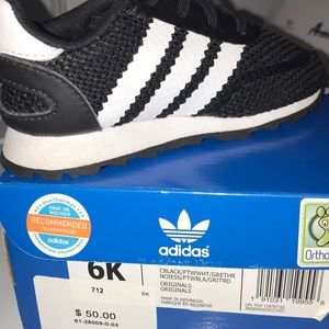 Black and white size 6 toddler adidas